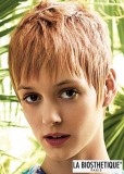 Vzdušný sestříhaný look blond barvy